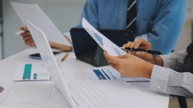 İş ekibi yeni bir iş projesini tartışıyor ve planlıyor