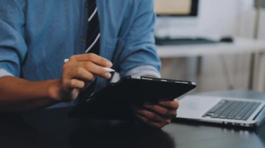 Ofiste dizüstü bilgisayar kullanan iş adamı