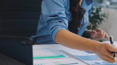 Ofis masa başında çalışan iş kadın.