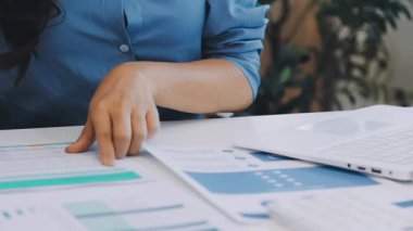 İş adamları toplantı ve planlama konferansında tartışır