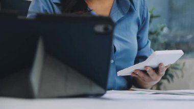 Ofisteki dizüstü bilgisayarı kullanarak iş kadınlarını kapatın..