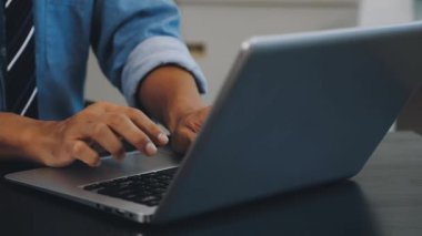 Bir dizüstü bilgisayar ile siyah elbiseli adam