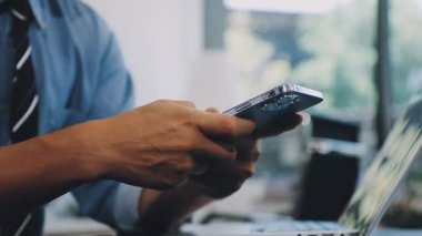 Genç adam cep telefonu kullanıyor.