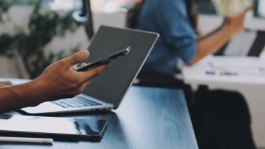 Modern ofiste dizüstü bilgisayarla çalışan iş kadınlarına yakın çekim