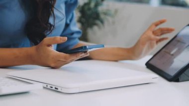 dijital tablet kullanan kadın