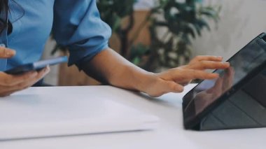 Ofiste dijital tablet kullanan adamı kapat