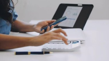 Tablet bilgisayarda çalışan genç kadın