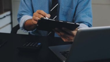 İşadamı ofiste dizüstü bilgisayar ve kredi kartı kullanıyor..