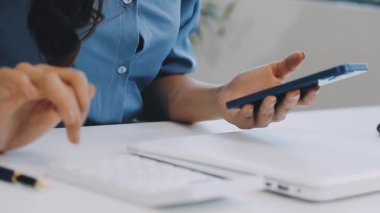 Cep telefonu kullanan kadın