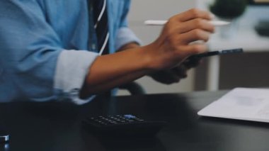 Ofiste çalışan iş adamı