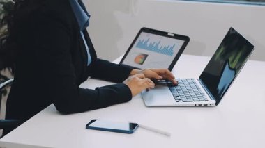 Dizüstü bilgisayarda çalışan iş kadını