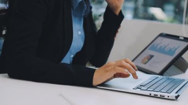 Ofiste dizüstü bilgisayar kullanan iş kadını.