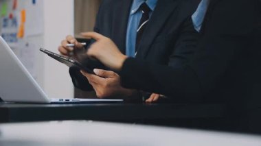 İşadamı ofiste çalışmak için dijital tablet kullanıyor