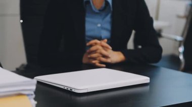 Genç bir işadamının elinde kalem tutan bir iş adamı..