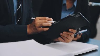 Ofisinde dijital tablet kullanan genç işadamını kapatın..