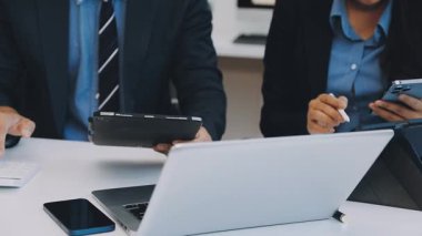 Finansal grafikle iş ekibi toplantısı. Modern bir ofiste çalışan iş ekibi..