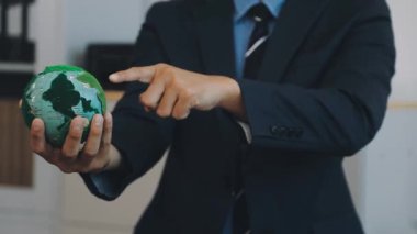 Elinde küreyle iş adamı