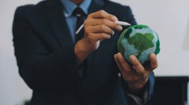 Gezegeni olan bir dünyayı elinde tutan bir iş adamı