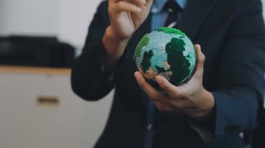 Dünya modelini tutan iş adamı