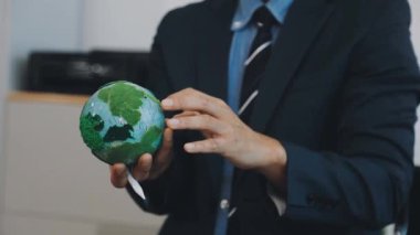 Dünya küresini gösteren iş adamlarına yakın çekim.