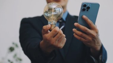Beyaz arka planda lamba olan akıllı telefonu elinde tutan işadamı, iş konsepti