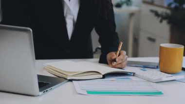 Genç iş kadını ofiste çalışıyor.