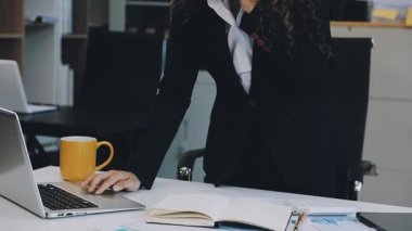 Modern ofis genç iş kadını.