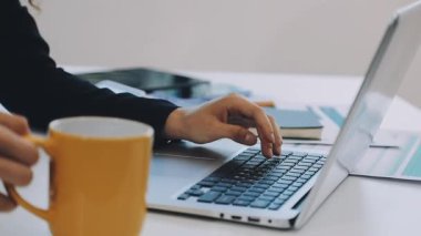 Evde çalışan genç bir kadın.