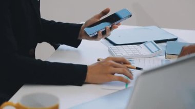 Akıllı telefon kullanan genç iş kadınlarına yakın çekim