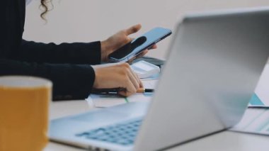 İş kadını ofiste çalışıyor.