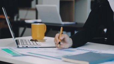 Genç iş kadını modern ofiste çalışıyor.