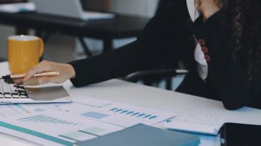 Ofisteki masada çalışan kadın.