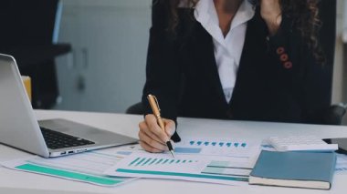 iş kadını ofiste bilgisayar üzerinde çalışan.