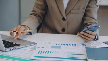 Modern ofiste hesap makinesiyle çalışan genç iş kadını, iş konsepti.