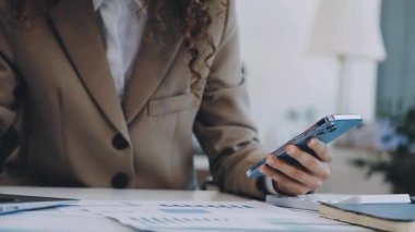 işkadını içinde yazıhane hareket eden telefon ile çalışma