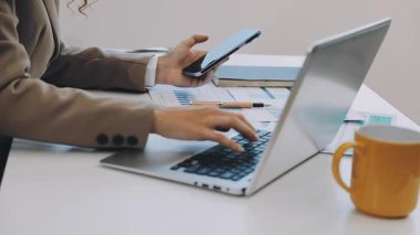 İşadamı ofiste dizüstü bilgisayarla çalışıyor..