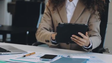 Kapat. Elinde hesap makinesi olan bir iş kadını..