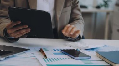 Ofiste çalışan bir iş adamı.