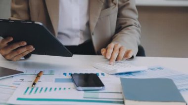 Çalışma masasında dizüstü bilgisayar, tablet ve telefonla çalışan işadamı