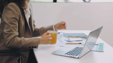 Genç iş kadını ofiste.