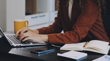 İş kadını ofiste dizüstü bilgisayar ile çalışma.