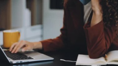 Evde çalışan kadın.