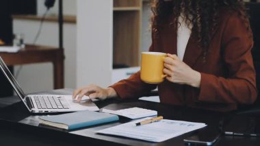 Evde office çalışan genç kadın