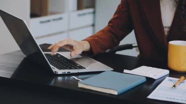 Ofiste çalışan genç bir kadın..