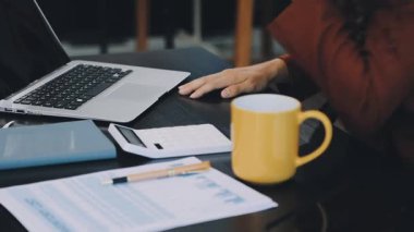 Kadın ev ofisinde çalışıyor, dizüstü bilgisayar ve defter kullanıyor, finansal verilerle, online alışveriş, iş ve teknoloji konseptiyle çalışıyor.