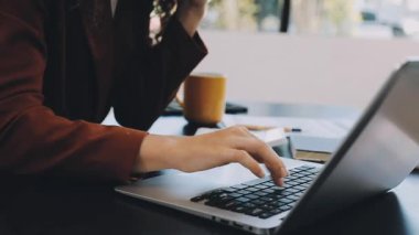 Genç adam üstünde Laptop evde çalışma office.