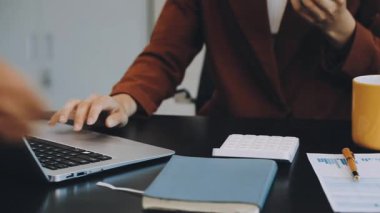 Genç işadamı ofiste bilgisayarla çalışıyor.