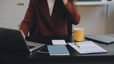 Evde dizüstü bilgisayarla çalışan iş kadını..