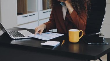 Genç bir iş kadını ev ofisinde çalışıyor.