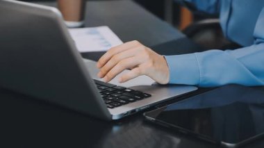 İşadamı ofiste dizüstü bilgisayarda çalışıyor.